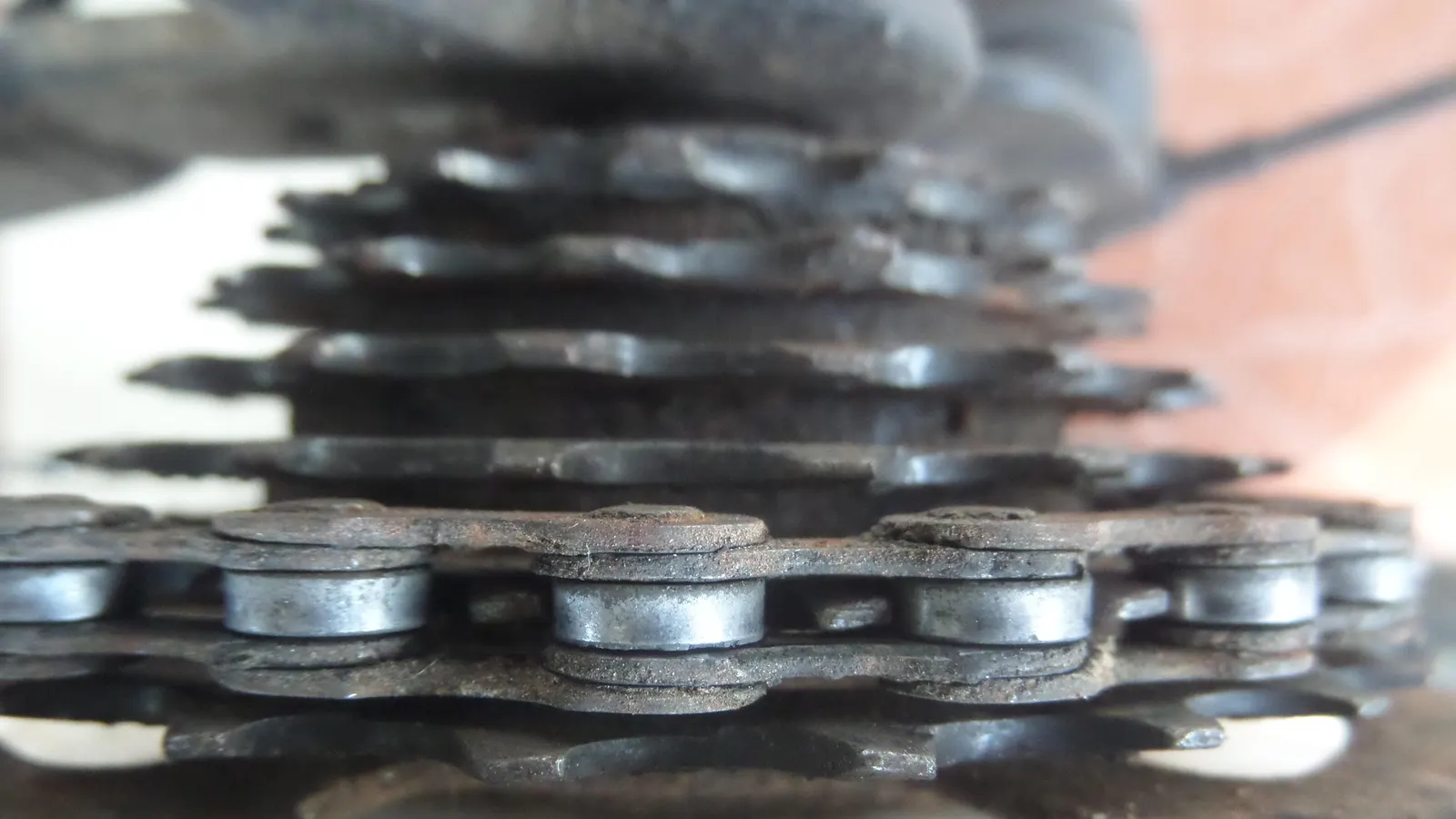 Gros plan sur la chaîne et la cassette de pignons d'un vélo, vus de côté
