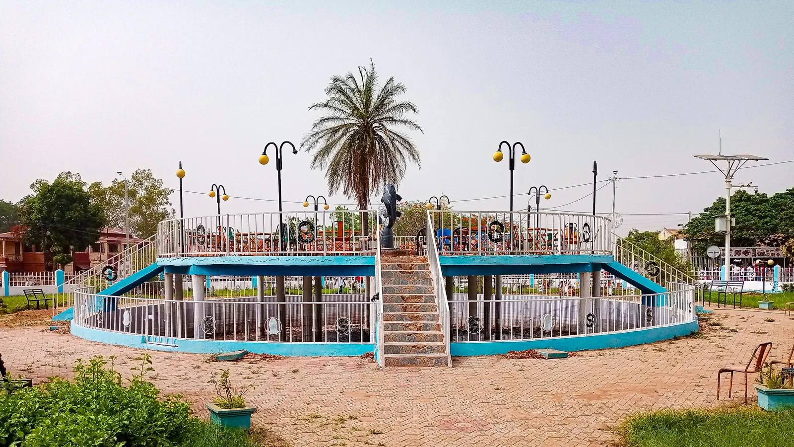 Monument en forme de poisson silure dans une rue de Bobo-Dioulasso, au Burkina Faso